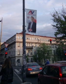 Ovaralt har eg sett svære skilt og banner av denne mannen, Aleksander Vucic, som vann presidentvalet søndag.